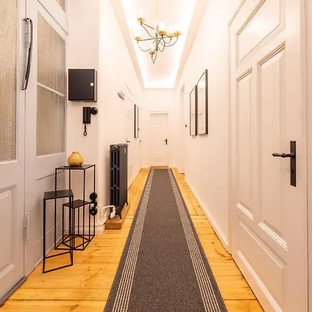 Zentrale, Stilvolle Fuer 2 Bis 9 Personen Mit Balkon