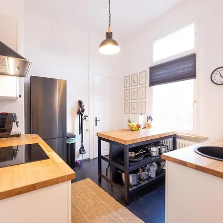 Zentrale, Stilvolle Fuer 2 Bis 9 Personen Mit Balkon Apartment *