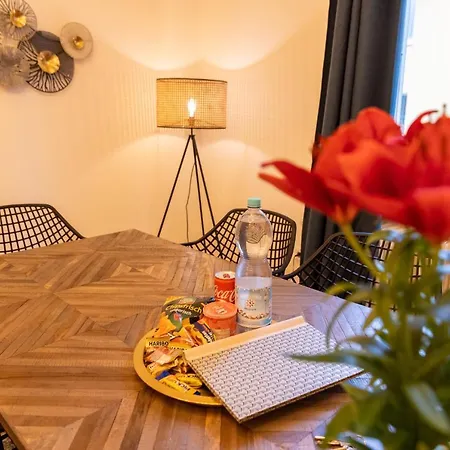 Zentrale, Stilvolle Fuer 2 Bis 9 Personen Mit Balkon Apartment *