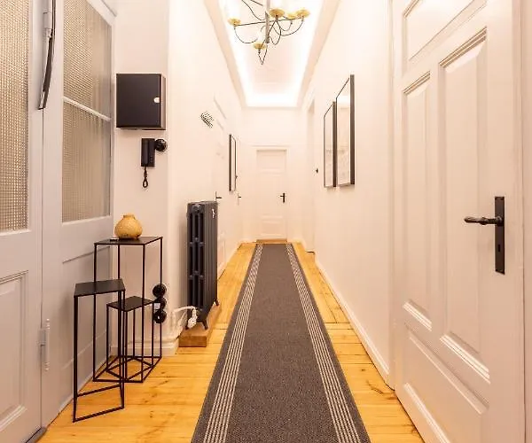 Zentrale, Stilvolle Fuer 2 Bis 9 Personen Mit Balkon