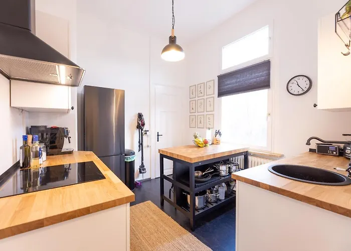 Zentrale, Stilvolle Fuer 2 Bis 9 Personen Mit Balkon 아파트 *